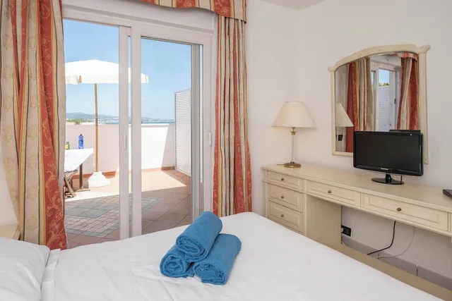جناح جونيور، Del Sole Hotel 1/3