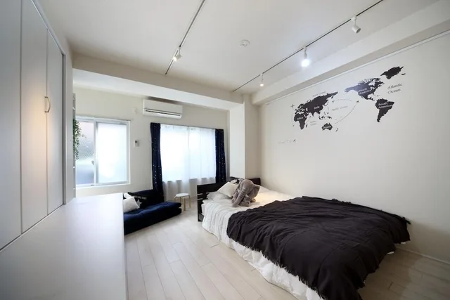 غرفة بسرير مزدوج وسرير فردي مع أريكة، The Sorapia Tokyo 1/1