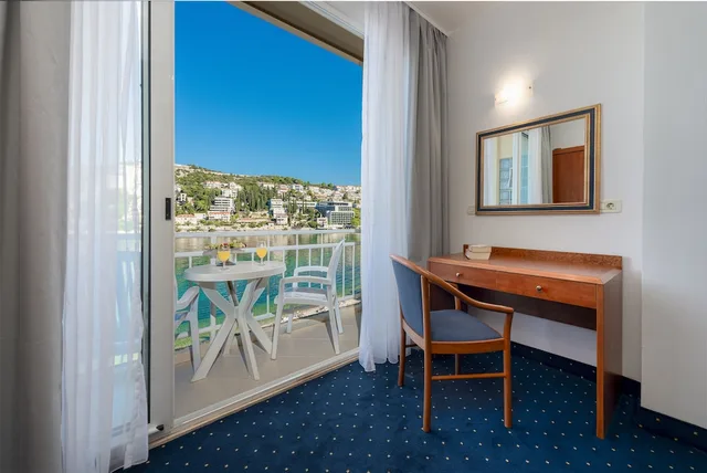 غرفة قياسية بسريرين منفصلين بإطلالة على البحر بشرفة، Hotel Vis 8/8