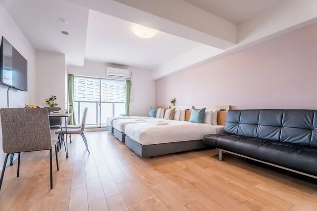 غرفة عائلية بثلاثة أسرّة مع أريكة في طابق مرتفع، Eslead Hotel Namba South I 1/10