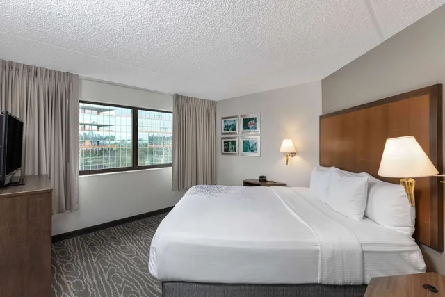 جناح بسرير كينج، La Quinta Inn and Suites by Wyndham Secaucus Meadowlands 1/4