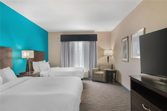 جناح بسريرين كوين مع أريكة، Best Western Plus Hiawatha Hotel 2/5