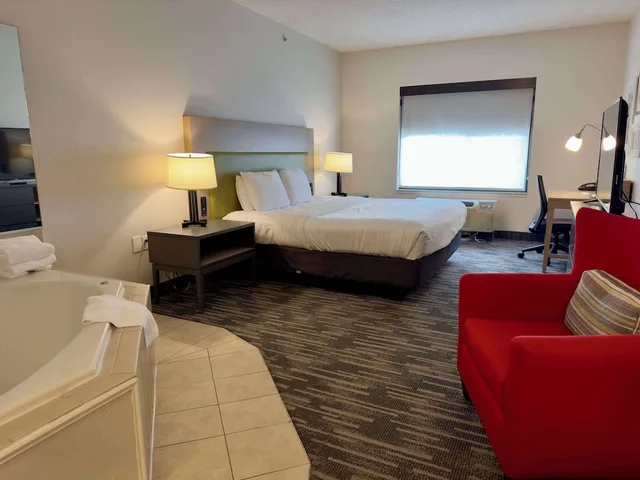 Suite, King Bed, Jetted Tub, Country Inn & Suites by Radisson, Queensbury - Lake George 1/2