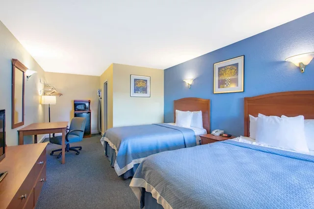 غرفة بسريرين مزدوجين، Days Inn by Wyndham Elmsford / White Plains 2/5