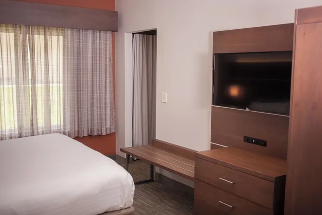 جناح بسرير كينج مع أريكة، Holiday Inn Express and Suites Logan an IHG Hotel 3/4