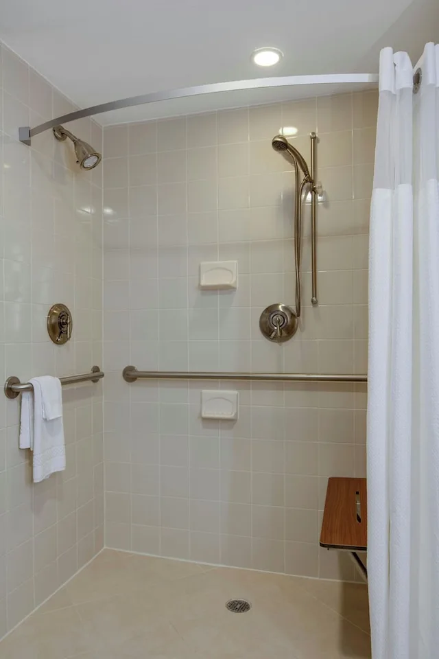 غرفة بسرير كينج في طابق مرتفع، COURTYARD BY MARRIOTT LOGAN AIRPORT 7/8