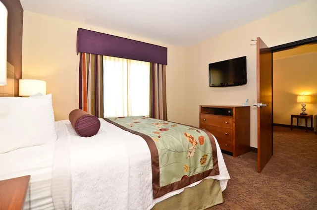 غرفة قياسية بسرير كينج، Best Western Plus Carousel Inn & Suites 1/4