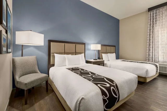 غرفة بسريرين كوين لذوي الإعاقة، La Quinta Inn & Suites by Wyndham San Bernardino 1/2