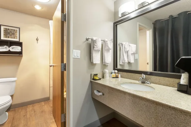 غرفة قياسية بسرير كينج مع أريكة، Best Western Plus Midwest Inn 5/6
