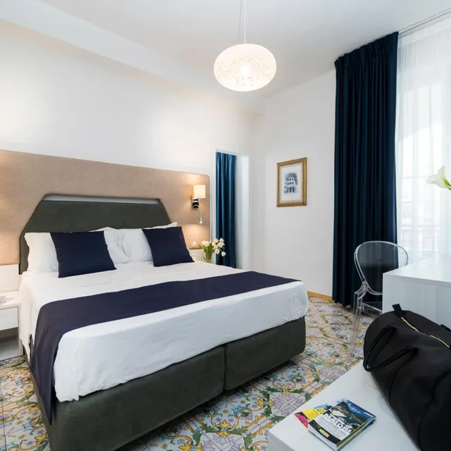 غرفة ديلوكس بسرير مزدوج أو سريرين منفصلين بإطلالة جزئية على البحر، Hotel Sole Splendid 1/3