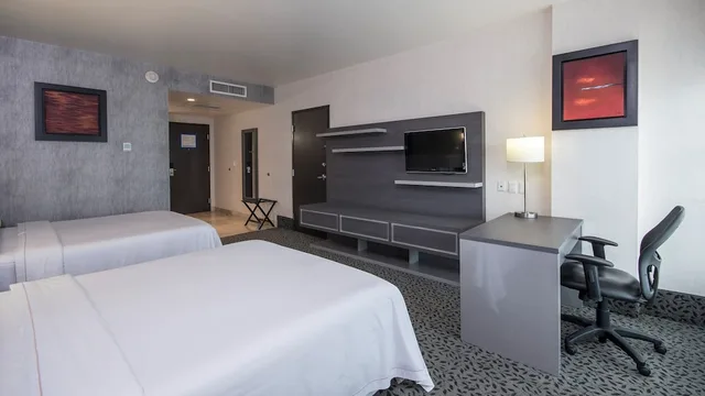 غرفة قياسية بسريرين كوين بإطلالة على الحديقة، Holiday Inn Express & Suites Queretaro, an IHG Hotel 1/6