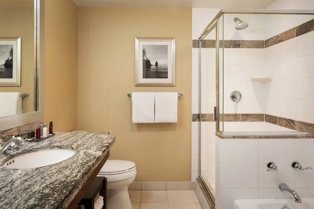 غرفة بسريرين مزدوجين بإطلالة على المرفأ، Vancouver Marriott Pinnacle Downtown 7/8