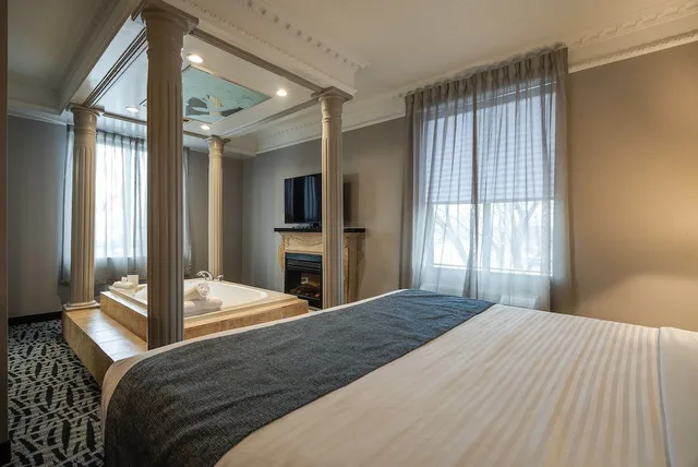 جناح فاخر بسرير كينج بحوض جاكوزي، Monte Carlo Inn Toronto West Suites 4/10