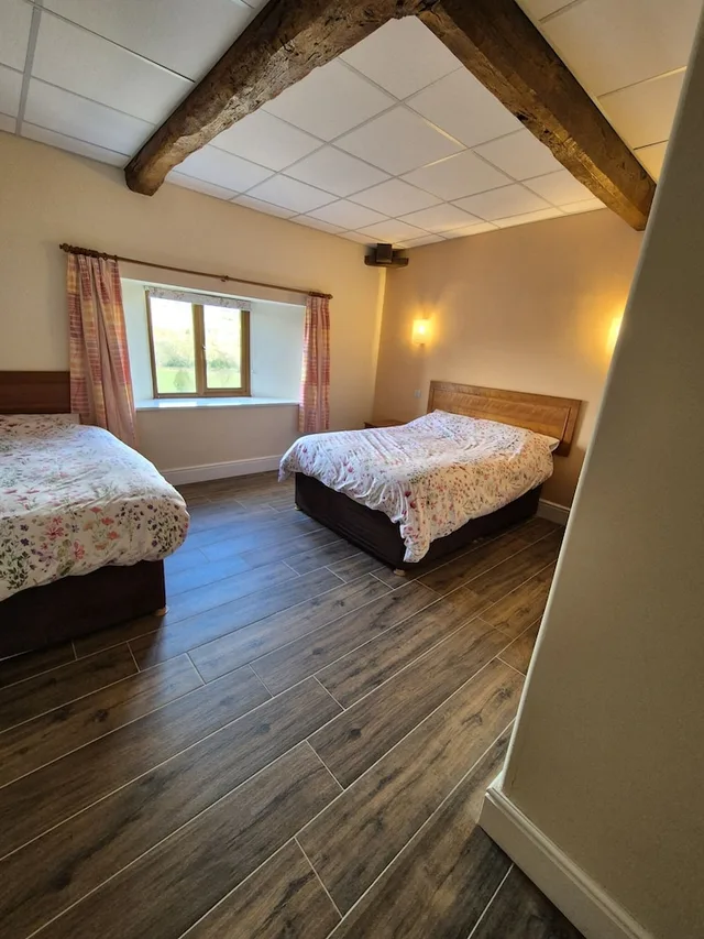 شقة بسريرين كينج وسرير فردي بغرفتي نوم مع أريكة، Padley Farm B&B 5/10