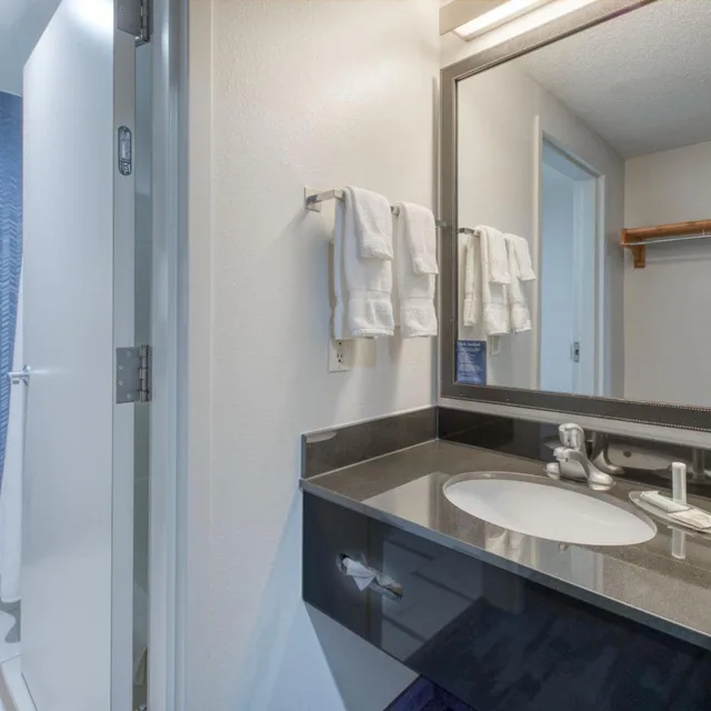 استوديو تنفيذي بسرير كينج مع أريكة، Fairfield Inn Suites Raleigh Crabtree Valley 2/2