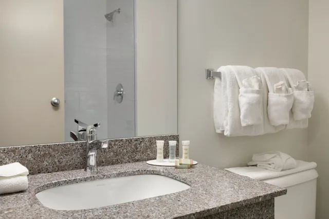 غرفة قياسية بسرير كينج، Super 8 by Wyndham Calgary Shawnessy Area 10/10