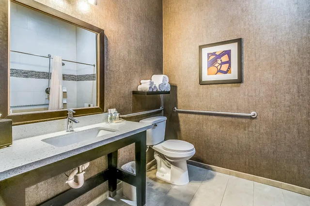 جناح، Holiday Inn Longview North 3/3