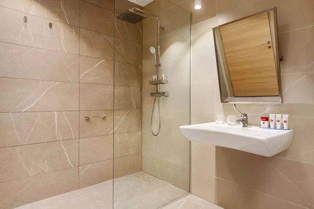غرفة بسرير كينج مع أريكة لذوي الإعاقة، Ramada by Wyndham Targu Jiu 2/2
