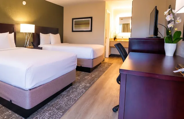 2 Double Beds, Cozy Room Inclusive RF، Mai Hana Hotel and Suites International Drive 1/4