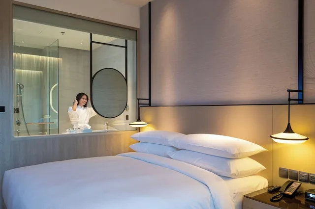 غرفة سوبيريور بسرير كينج لغير المدخنين، Courtyard by Marriott Bangkok Suvarnabhumi Airport 3/10