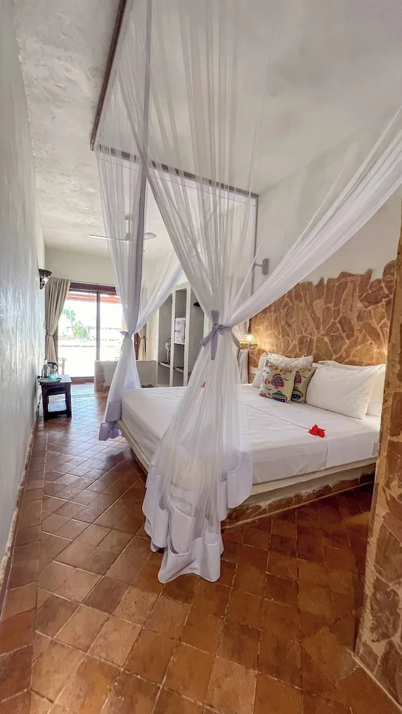 غرفة سوبيريور ثلاثية بسرير كينج وسرير فردي بإطلالة جزئية على البحر، Mvuvi Boutique Resort 1/6
