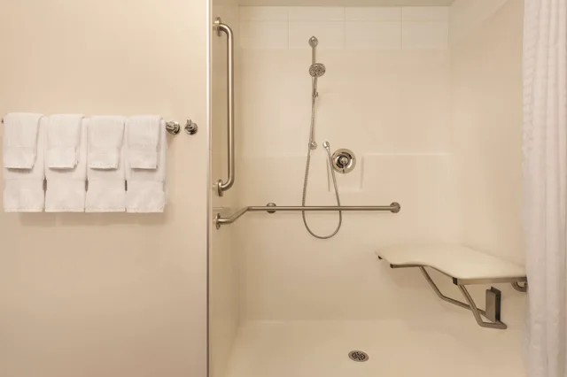 جناح استوديو بسرير كوين لذوي الإعاقة، Park Inn by Radisson, Calgary Airport North, AB 4/4