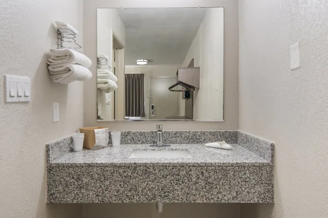 غرفة قياسية بسرير كينج للمدخنين، Red Roof Inn Fort Worth south 7/8