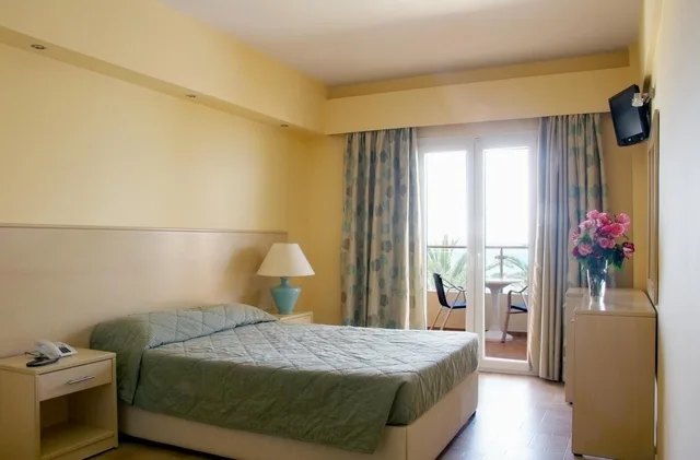 غرفة سوبيريور بسرير مزدوج بإطلالة على البحر، Coral Beach Hotel 3/10