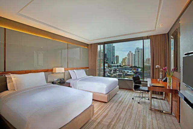 غرفة تنفيذية بسريرين منفصلين مع دخول صالة النادي، Hilton Sukhumvit Bangkok Hotel 7/10