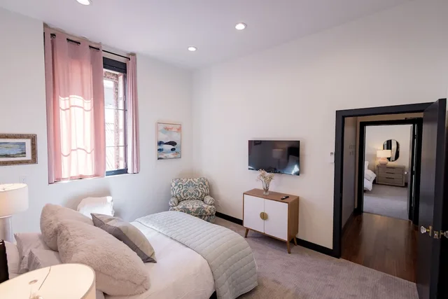 غرفة متصلة عائلية بسرير كينج، Speakeasy Suites 1/6