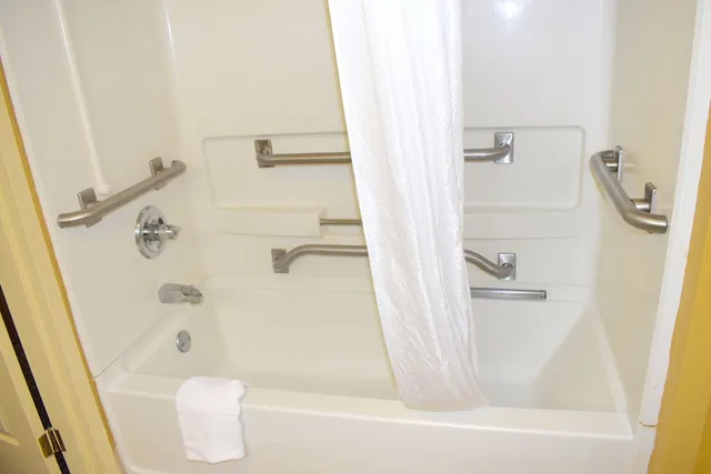 جناح استوديو بسرير كينج لذوي الإعاقة، Days Inn & Suites By Wyndham Tucker/Northlake 3/3