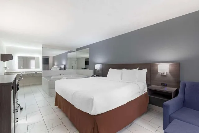 غرفة قياسية بسرير كينج بجاكوزي، Downtown Inn & Studio Suites 1/3