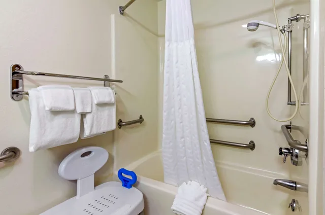 Room, King Bed, Accessible, Comfort Inn Atkins 3/3