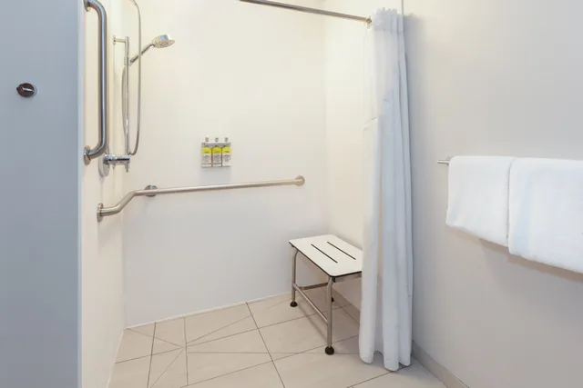 غرفة بسرير كوين لذوي الإعاقة، Holiday Inn Express Hotel Suites Woodhaven 3/3