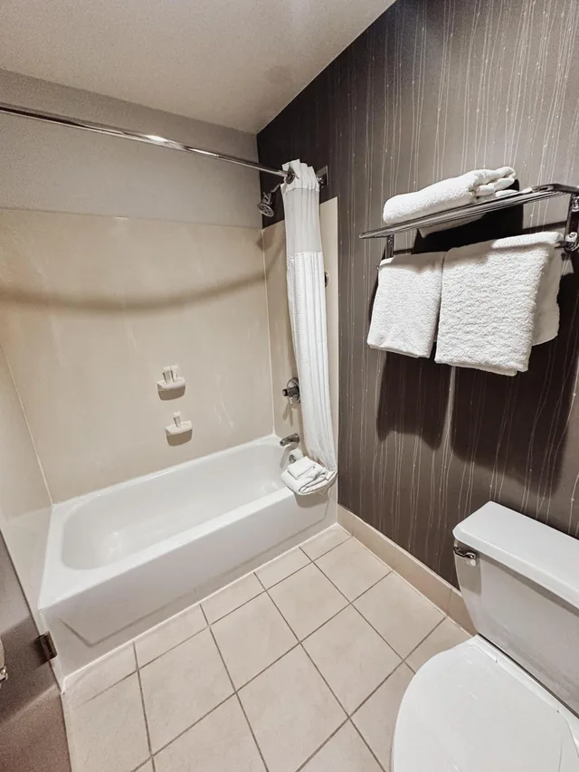 غرفة سوبيريور بسرير كينج بشرفة، Country Inn & Suites by Radisson, Columbus-Edinburgh 7/9