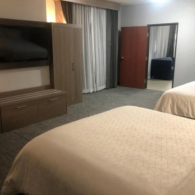 جناح عائلي، Holiday Inn Express and Suites Woodward Hwy 270 2/2