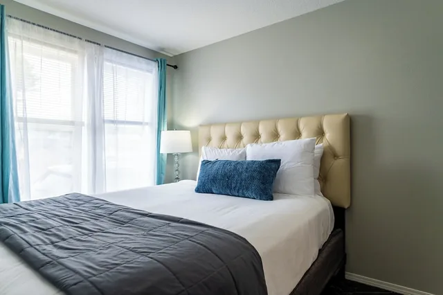 1 Bedroom, Spa, Suite, Queen Bed, Sofa، Inn at the Prom 1/4