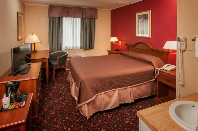 Room, Queen Bed, Smoking, Travelodge By Wyndham Beckley 3/3
