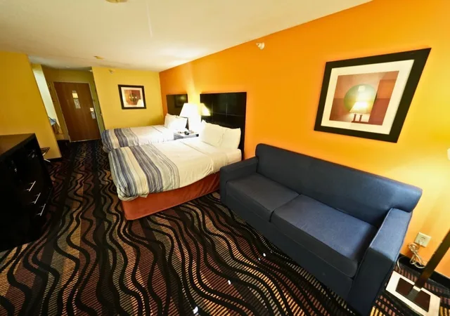 جناح بسريرين كوين مع أريكة، Americinn By Wyndham Streator 2/3