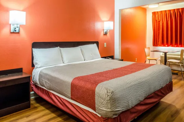 غرفة بسرير كينج لذوي الإعاقة، Motel6 Saraland, AL 2/9