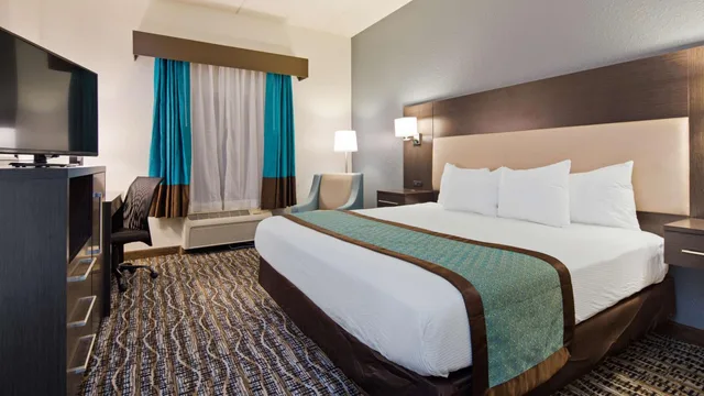 غرفة بسرير كينج بحوض استحمام لذوي الإعاقة، Best Western Waldo Inn and Suites 1/7