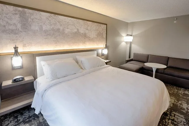 غرفة بسرير كينج مع أريكة مع دخول الصالة، Albany Marriott 1/2