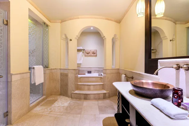 غرفة ديلوكس بسرير مزدوج بإطلالة على المسبح، Sharq Village & Spa, a Ritz-Carlton Hotel 5/5