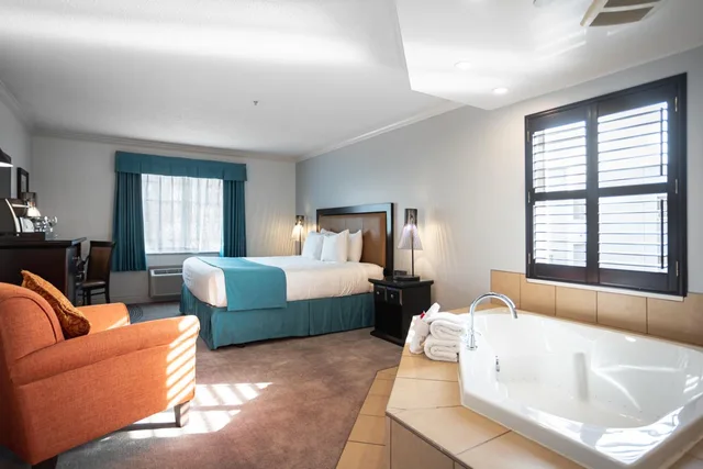 غرفة بسرير كينج بجاكوزي، Ramada By Wyndham Surrey/Langley 4/7