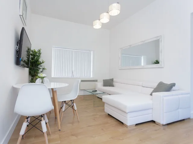 Deluxe, Apartment, 1 Single and 2 Double Beds, Private Bathroom, Live In Leeds Greenhill Bungalows 8/10