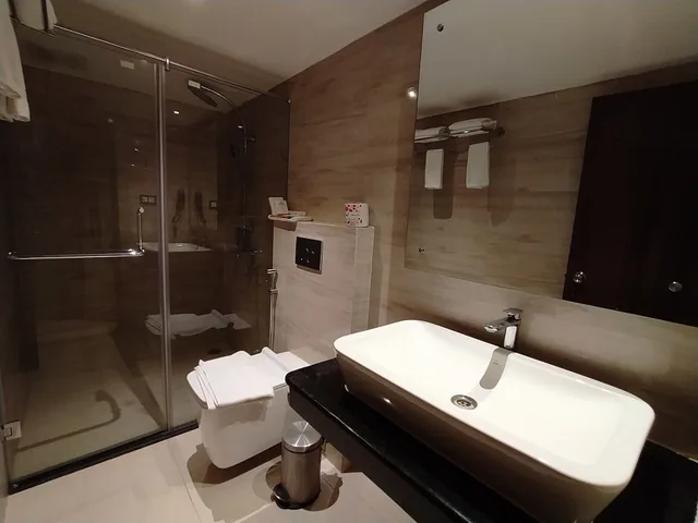 غرفة بريميوم بسرير كينج بإطلالة على المدينة بشرفة بغرفة نوم واحدة، NIRANJANA HOTEL 7/9