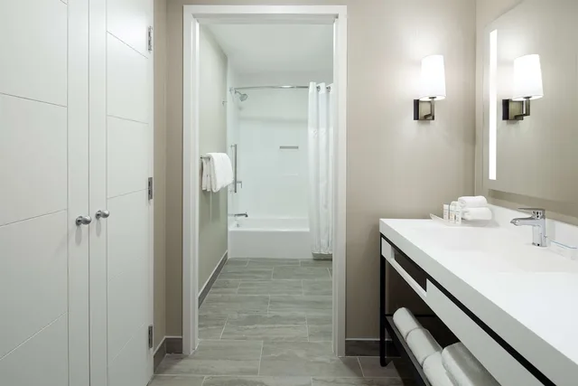 غرفة بسرير كينج بحوض استحمام، Hilton Garden Inn Montreal Midtown 3/4