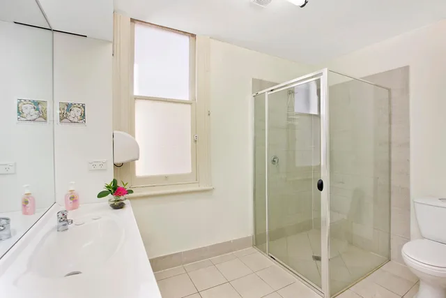 Mixed Dorm, 4 Beds, Shared Bathroom, Cambridge Lodge Hostel Backpacker 1/2