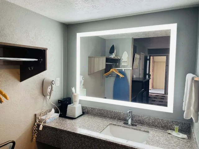 جناح بسريرين مزدوجين بمطبخ صغير للمدخنين، Travelodge by Wyndham Sellersburg / Louisville North 9/10