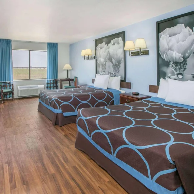 غرفة بسريرين كوين بحوض استحمام للمدخنين لذوي الإعاقة، Super 8 by Wyndham Garland North Dallas Area 1/1